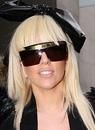Lady Gaga - Ii place sa iasa in evidenta prin costumatia ei - Cantareti solo.