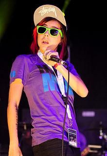 Lady Sovereign - Louise Amanda Harman (born 19 December 1985) - Cantareti solo.